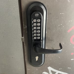 מנעול דלת עם לוח מקשים על דלת מתכת