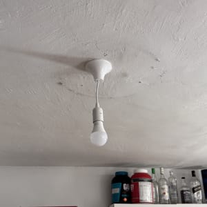 נורה תלויה מהתקרה עם חוט חשמל לבן