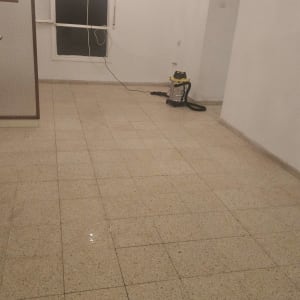 חדר ריק עם רצפה נקייה ומכונת ניקוי