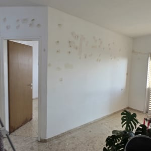 קיר עם תיקוני צבע בחדר ריק