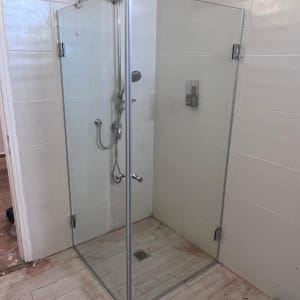 מקלחון זכוכית עם ראש מקלחת מתכתי עליון