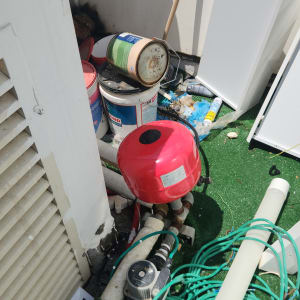 מערכת דוד שמש עם מיכל אדום וצינורות ירוקים