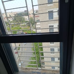 רשת הגנה על חלון למניעת כניסת יונים