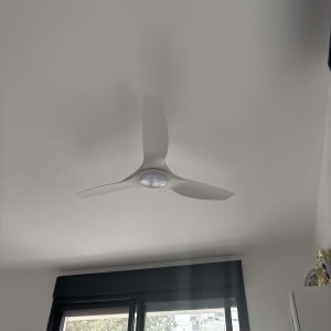 מאוורר תקרה לבן בחדר עם חלון גדול