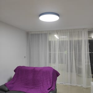 מנורת תקרה עגולה מוארת בחדר