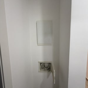 ארון חשמל פתוח עם חוטים חשמליים