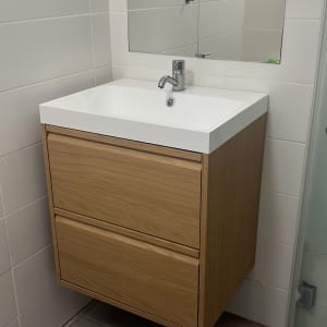 ארון אמבטיה עם כיור וברז בחדר רחצה