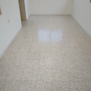 רצפה נקייה ומבריקה בחדר ריק