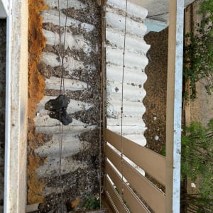 חוטי מתכת על גג עם לכלוך ויונים