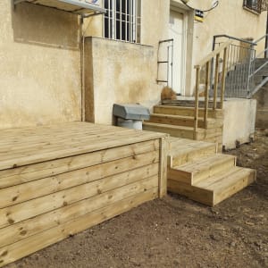 דק עץ ומדרגות עץ ליד מבנה