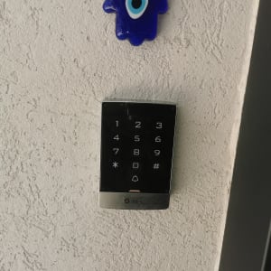 מקלדת דיגיטלית על קיר עם מספרים וכפתורים