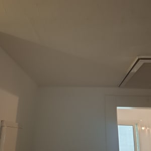 תקרה עם מתגי תאורה וחלון