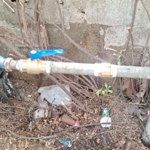 צינור מים עם ברז כחול ומד מים