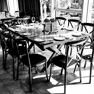 שולחן ערוך עם כוסות יין וצלחות במסעדה מוארת