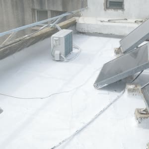 גג עם מערכת מיזוג אוויר ואיטום לבן