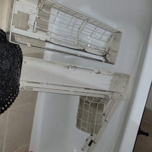 חלקי מזגן מפורקים באמבטיה לניקוי