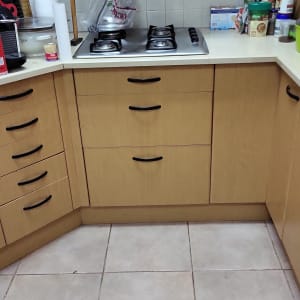 מטבח עם כיריים, מגבות נייר וכלים על השיש