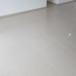 רצפה נקייה ומבריקה עם אריחים בהירים