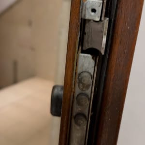 מנעול דלת מתכת בעץ עם בריחים גלויים