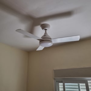 מאוורר תקרה בחדר עם חלון