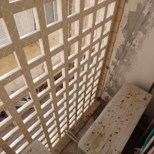 רשת למניעת כניסת יונים על מרפסת