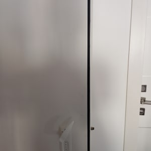 מנעול דלת עם ידית לבנה ובריחים