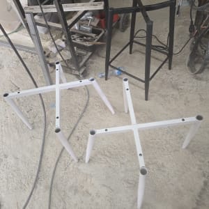 מסגרות מתכת לבנות ושחורות באתר עבודה