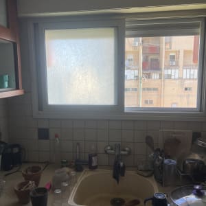 חלון אלומיניום במטבח מעל כיור עם כלים