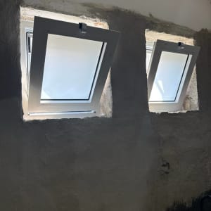 שני חלונות מותקנים בקיר בטון