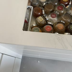 משטח שיש עם תבלינים במגירה פתוחה