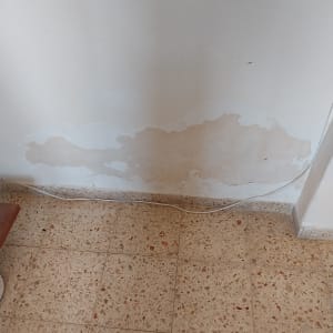 קיר עם קילופי צבע ותיקונים