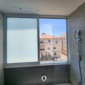 חלון אלומיניום עם זכוכית חלבית בחדר אמבטיה
