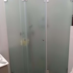 דלתות זכוכית למקלחת בחדר אמבטיה