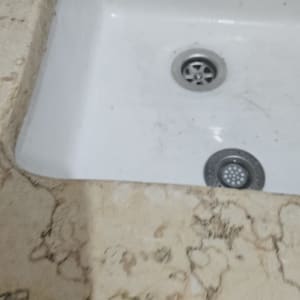 כיור עם ניקוז במשטח שיש