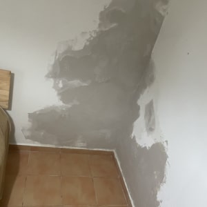 קיר עם תיקון טיח ורצפת אריחים