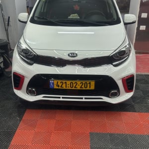 רכב לבן בחניון עם לוחית רישוי ישראלית