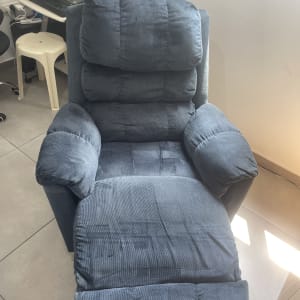 כורסה כחולה עם כתמים נראים לעין