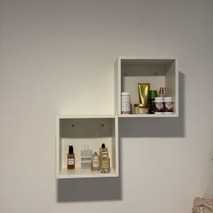 מדפים תלויים עם מוצרי טיפוח על קיר