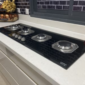 משטח שיש לבן עם כיריים שחורות