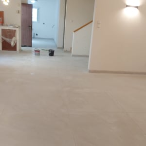 חדר עם רצפה חדשה, דליים וכלי עבודה