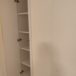 ארון פתוח עם מדפים ודלתות צירים