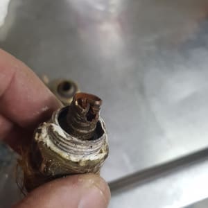 חלק צינור מתכת חלוד עם חוטי איטום