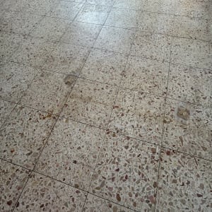 רצפת אריחים עם כתמים קלים ולכלוך