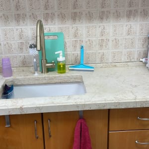 שיש מטבח עם כיור וברז מוזהב