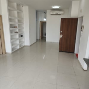 רצפה נקייה ומבריקה בחדר ריק עם מדפים