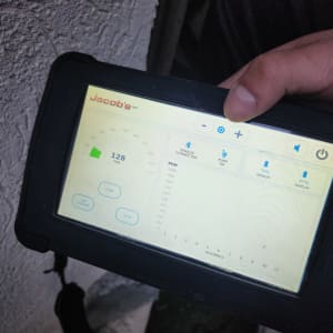 מכשיר מדידה עם תצוגת נתונים על דליפות