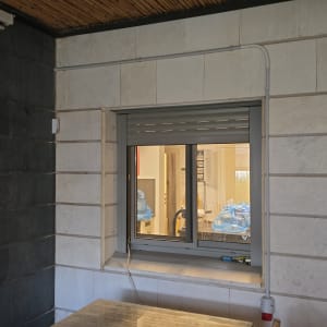 שני פנסים צמודים לקיר עם חוטי חשמל