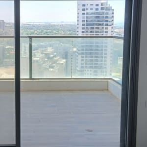 מרפסת עם חלון זכוכית ונוף עירוני
