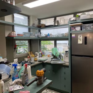 מטבח עם תאורה פלורסנטית עליונה