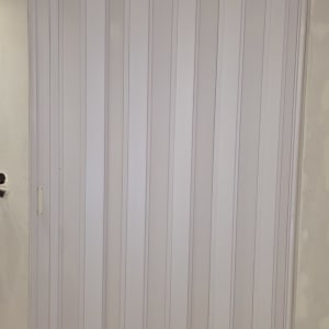 דלת מתקפלת לבנה מותקנת בקיר פנימי